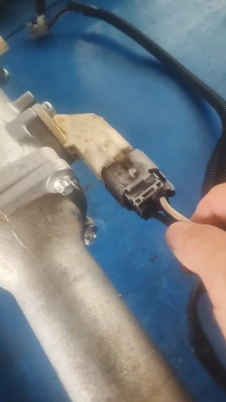 Conector eléctrico colocado frente a la toma de una cremallera de dirección