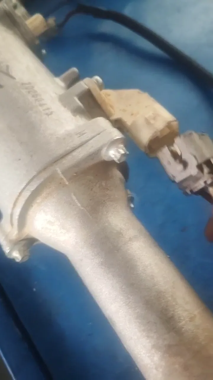 Detalle del seguro y la guía de un conector de cremallera de dirección