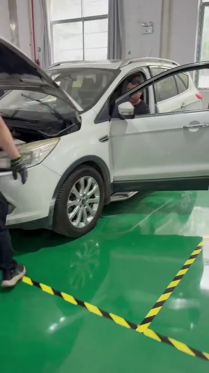 Operario accionando el volante durante una comprobación de dirección asistida eléctrica