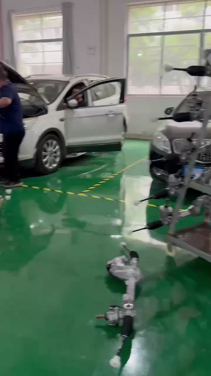 Varias cremalleras eléctricas EPS preparadas junto a un vehículo de comprobación